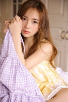 女性の乳頭を凸起しています